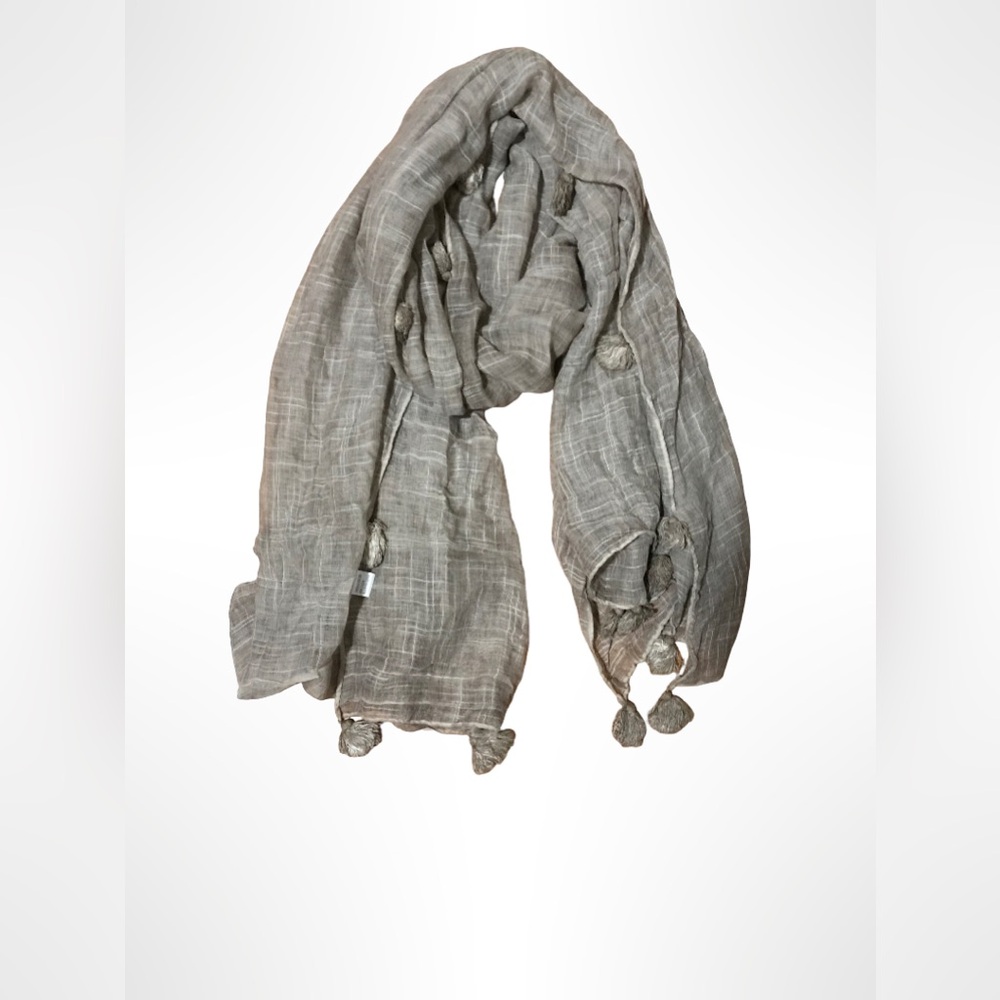 NWOT Elegant Gray Scarf